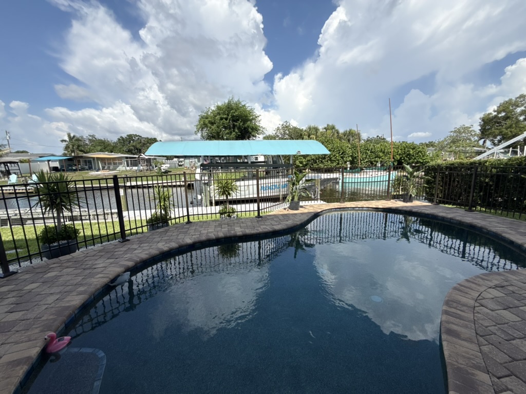Vinyl vs. aluminum fence in Florida salt air