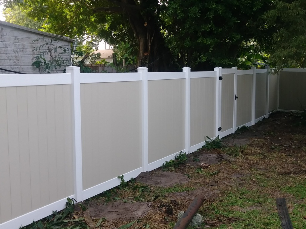 Wood vs. vinyl fence in Florida: which lasts longer?