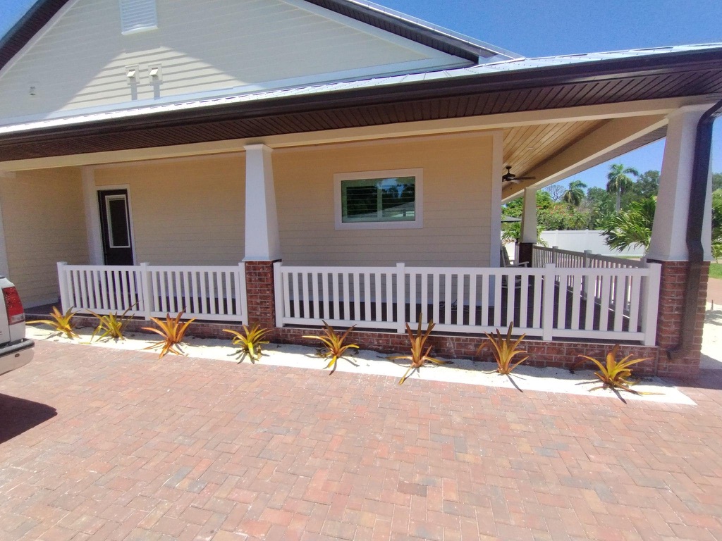 White vinyl porch railing on a new home