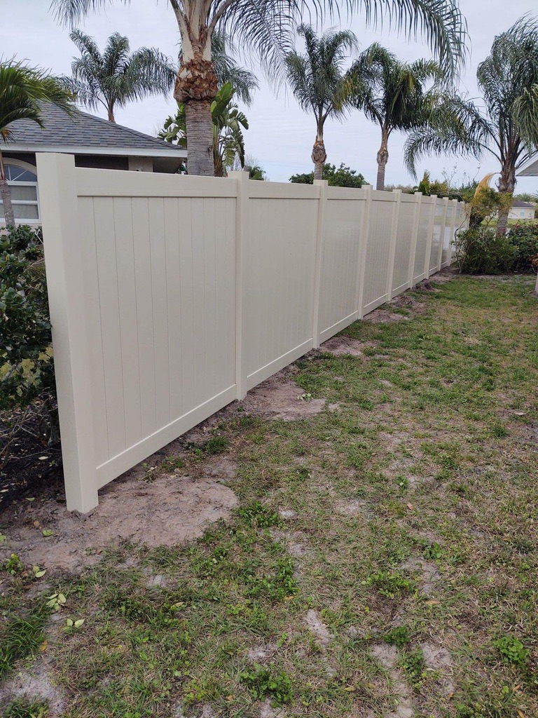 The best fence for dogs in Florida yards