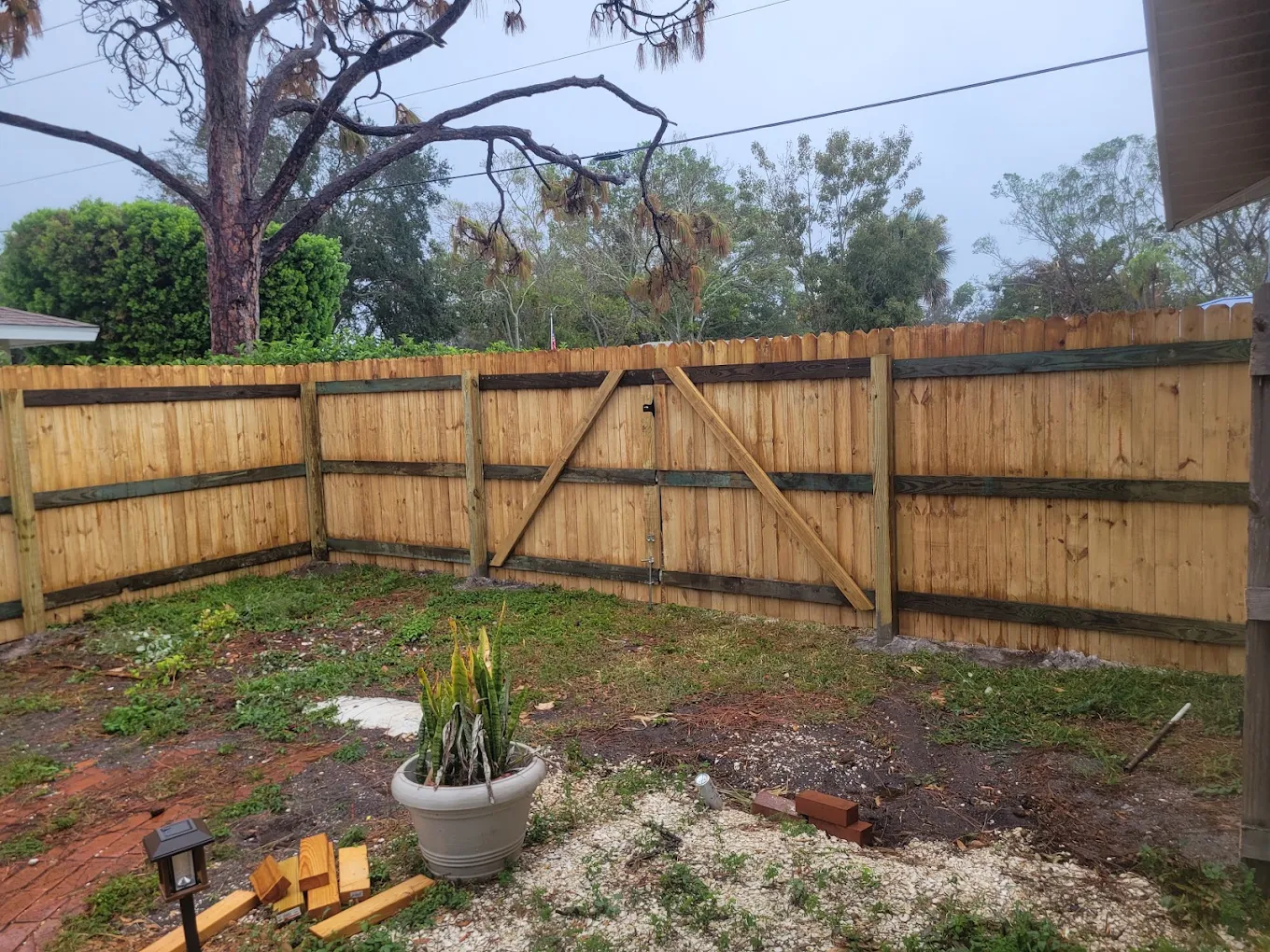 Framed wood privacy gate with reinforced rails
